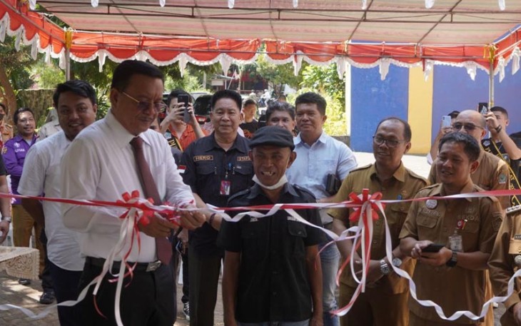 Walikota Bitung saat memotong pita peresmian sekretariat sanggar