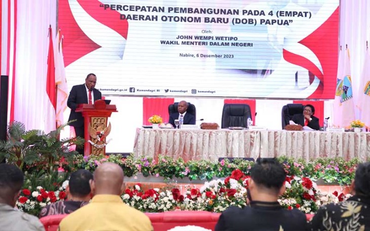 Wempi saat memimpin Rapat Koordinasi Evaluasi APBD se-Provinsi Papua Tengah di Aula Kantor Gubernur Papua Tengah, Rabu (6/12/2023).