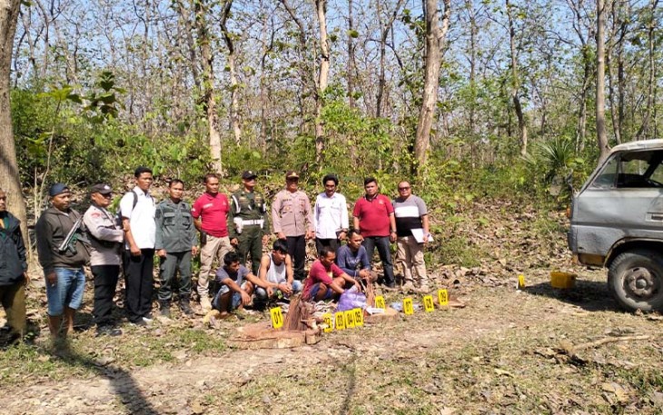 Polisi dan petugas Perhutani KPH Cepu saat melakukan olah TKP di wilayah BKPH Ledok.