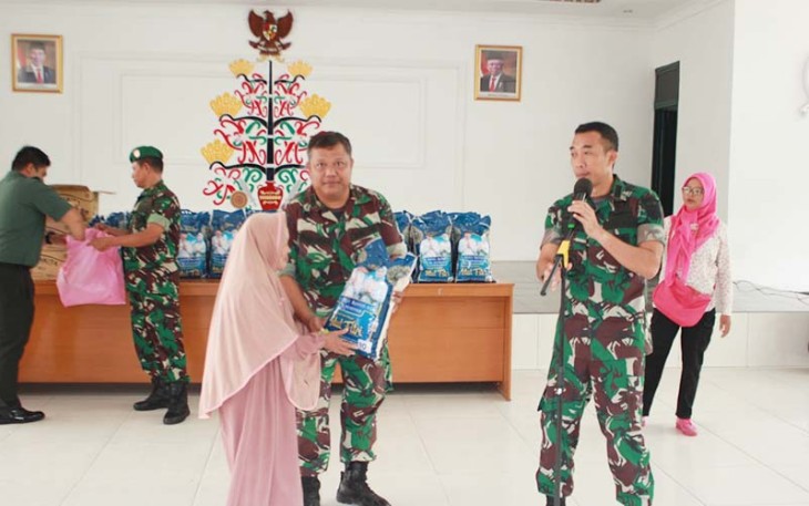 Kodim 1016/Palangka Raya saat Salurkan Zakat Haji Abdul Rasyid Kepada Masyarakat