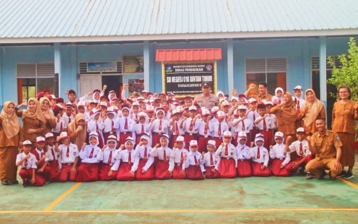 Bhabinkamtibmas Kelurahan Sungai Enam Jadi Inspektur Upacara di SD