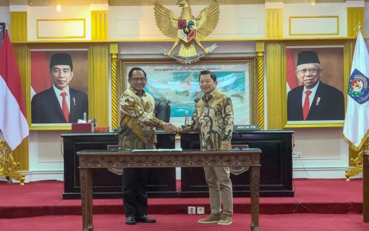 Mendagri Muhammad Tito Karnavian bersama Menteri Perencanaan Pembangunan Nasional/Bappenas, Suharso Monoarfa saat meluncurkan Surat Edaran Bersama (SEB), Rabu, 10 Januari 2024 di Kantor Kementerian Dalam Negeri Jakarta.