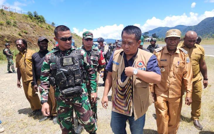  Satgas Yonif 330 Tri Dharma berkolaborasi dengan Apkam TNI-Polri Intan Jaya melaksanakan pengamanan kegiatan Badan Nasional Penanggulangan Bencana (BNPB) dalam rangka pemberian bantuan kepada masyarakat terdampak bencana tanah longsor di Intan Jaya, bertempat di Gedung UPBU, Bandara Bilorai, Kab. Intan Jaya, Papua Tengah, Senin (12/2/24)
