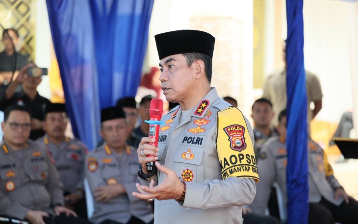 Kapolda Sulsel Irjen Pol Andi Rian R. Djajadi bersama sejumlah pejabat utama Polda Sulsel terima aspirasi Warga dalam Program Jumat Curhat di Pelataran Mesjid Syukur Nikmatullah Lingk. Padangala Kel. Hasanuddin Kec. Mandai Kab. Maros, Jumat (12/01)