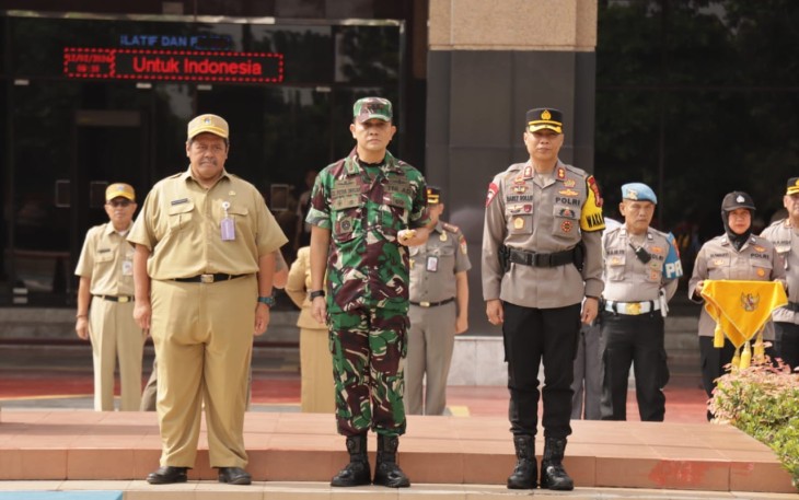 Polres Metro Jakarta Barat bersama 3 Pilar melaksanakan apel pergeseran pasukan di halaman walikota Jakarta Barat, Senin (12/2/2024)