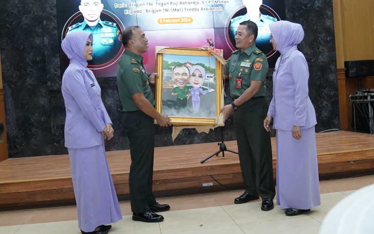 Kapuspen TNI (kanan) pada acara Sertijab dan Pisah sambut Wakapuspen TNI di Aula Balai Wartawan Puspen TNI Mabes TNI, Cilangkap, Jakarta Timur, Selasa (6/2/2024).