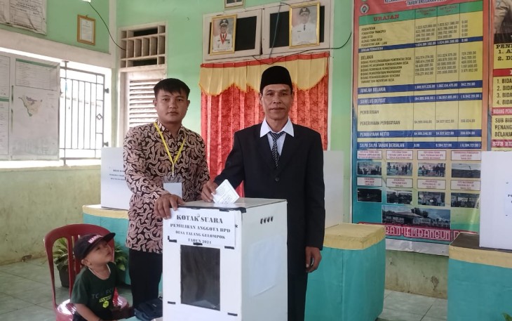 Zainal Abidin Calon Anggota BPD Desa  Talang Gelompok Menggunakan Setelan Jas 