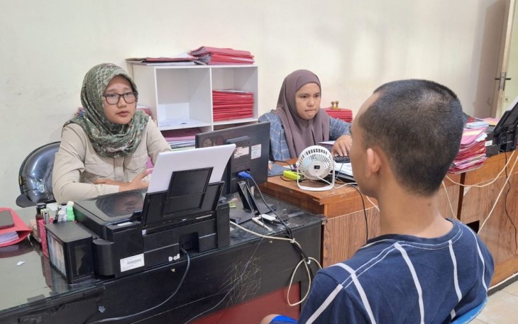 Tersangka saat diperiksa penyidik