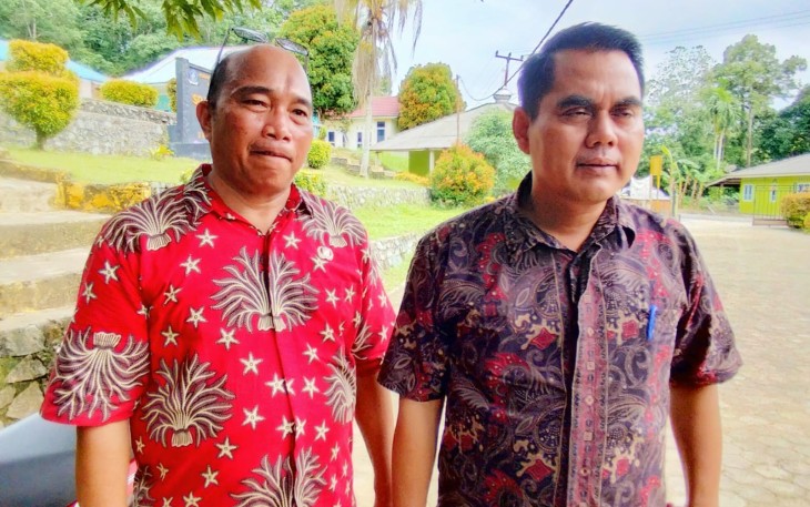Kepala Dinas Pendidikan Kabupaten Bintan, Naprion saat bersama Kepala Sekolah SDN 004, Syafriyal 