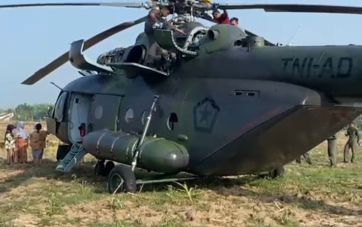 Sebuah helikopter milik TNI AD yang berawak 10 orang mendarat darurat di areal persawahan di Desa Kadengan Kecamatan Randublatung Kabupaten Blora, Sabtu (2/11/2024) pagi.