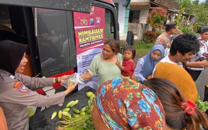 Warga antusias mendapatkan sayur mayur gratis Polresta Banyuwangi, Senin (16/12)