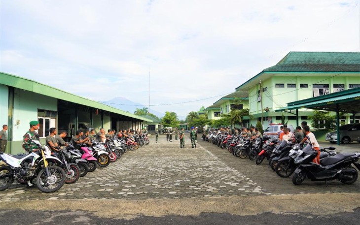 Korem 071/Wijayakusuma berkolaborasi dengan Denpom IV/1 Purwokerto lakukan pengecekan kendaraan bermotor baik roda dua maupun roda empat. Jumat (5/1/2024) di Lapangan Apel Makorem 071/Wijayakusuma, Sokaraja, Banyumas
