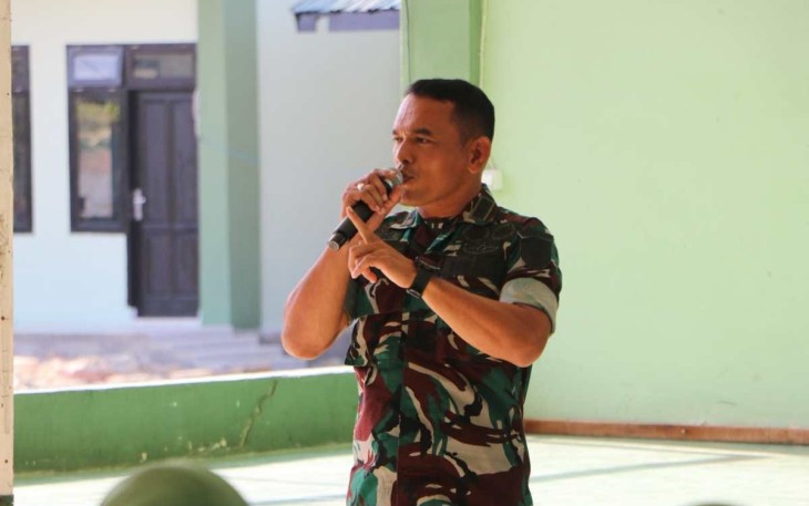 Kapten Inf Irwansyah, Danramil 15 Peureulak Barat saat sosialisasi komprehensif dengan tujuan mempromosikan netralitas Tentara Nasional Indonesia (TNI) dan keterlibatan aktif Persit KCK (Pertahanan Sipil) dalam pemilihan umum dan pemilihan kepala daerah yang akan datang, baik tingkat nasional maupun lokal.