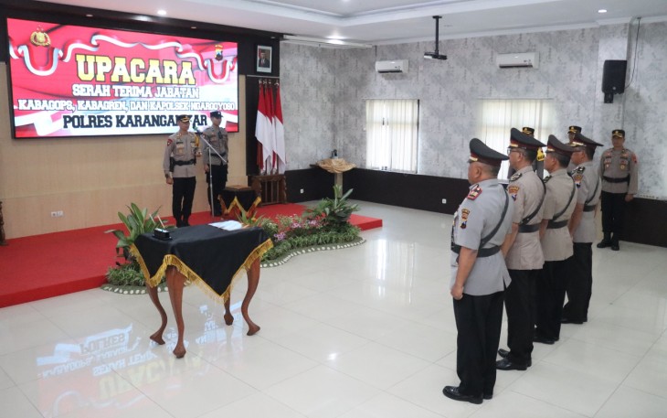 Kapolres Karanganyar AKBP Jerrold Hendra Yosef Kumontoy memimpin upacara serah terima jabatan (Sertijab) Kabag Ops, Kabagren, dan Kapolsek Ngargoyoso, pada Selasa (27/8/2024) pagi, di Aula Wira Pratama 1 Polres Karanganyar