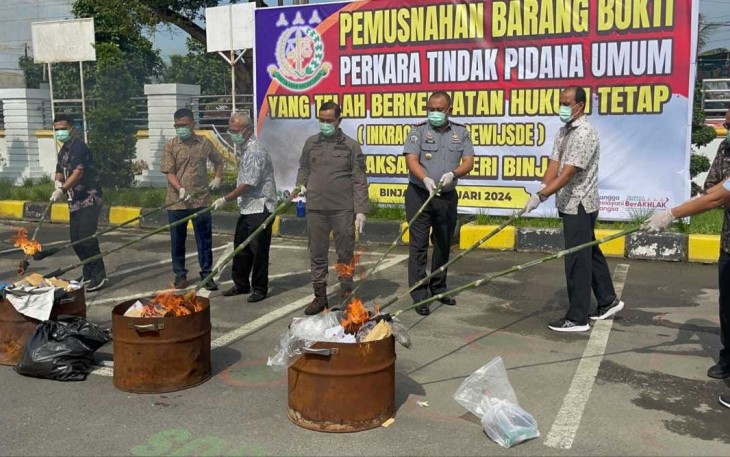  Kepala Lembaga Pemasyarakatan Kelas IIA Binjai, Theo Adrianus,A.Md.I.P.,S.H.,M.H didampingi Kasubsi Registrasi, Sudarno H Nasution serta staff hadiri pemusnahan barang bukti sudah inkrah atau berkekuatan hukum tetap bertempat di Kejaksaan Negeri (Kejari) Binjai, Kamis (25/01/2024)