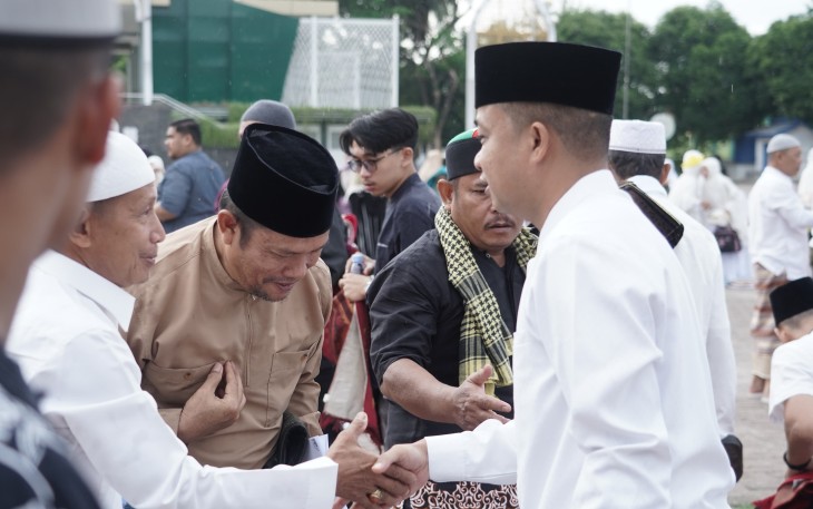 Pj Wali Kota Tebing Tinggi dan Keluarga saat Sholat Idul Adha 1445 H di Lapangan Merdeka
