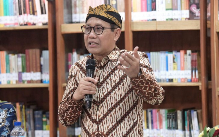 Mendes PDTT Abdul Halim Iskandar yang akrab disapaGus Halim saat menghadiri Sosialisasi - Dialog Publik Keputusan Mendes PDTT No 3/2024 tentang Taman Bacaan Masyarakat Desa di Desa Mojosongo, Jombang, Jawa Timur, Sabtu (27/1/2024).