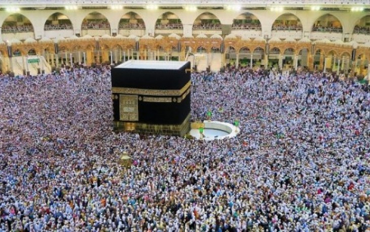 Ilustrasi jamaah haji saat mengelilingi Ka'bah