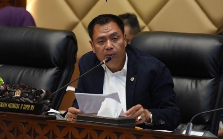 Ketua Komisi V DPR RI Lasarus dalam Rapat Kerja dengan Menteri PUPR Basuki Hadimuljono yang digelar di Ruang Rapat Komisi V, Gedung Nusantara DPR RI, Jakarta, Senin (1/4/24)