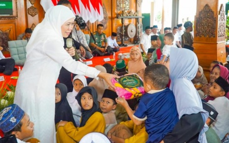 Khofifah Indar Parawansa Ketum PP Muslimat NU saat menyantuni anak yatim di Kota Mojokerto, Kamis (4/4)