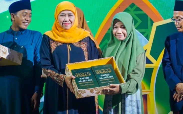 Ketum PP Muslimat NU, Khofifah Indar Prawansa hadir di tengah para GenZi dalam Lailatul Qiro’ah Sambut Lailatul Qadr Ramadan 1445 H di Masjid Al-Akbar Surabaya, Jum'at (6/4)