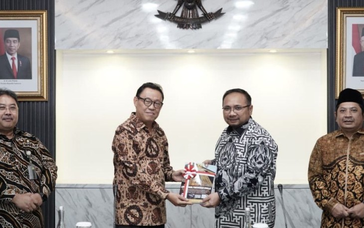 Menag Yaqut Cholil Qoumas menerima LHP 2023 dari BPK di Jakarta 