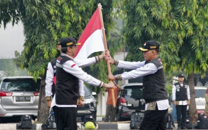 Irjen Kemenag Faisal Ali Hasyim saat menyerahkan bendera melepas keberangkatan PPIH di Jakarta 