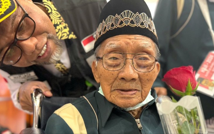 Mbah Harjo Mislan duduk di kursi roda saat tiba di Madinah