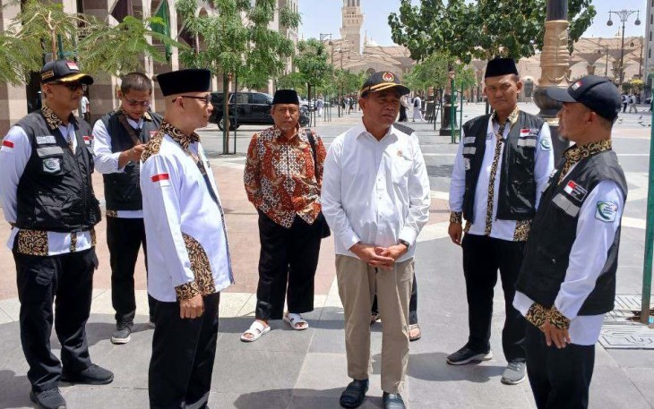 Menteri Koordinator PMK Berbincang dengan petugas haji di Hilton Madinah