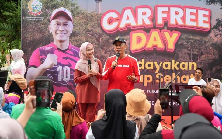 Pj Gubernur Sulsel Prof Zudan Arif Fakrulloh saat memberikan sambutan dalam acara car free day di jalan Sudirman Makassar, Minggu (26/5)