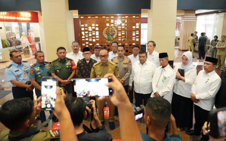 Pj Gubernur Sulsel Prof Zudan Arif Fakrulloh saat memberikan keterangan pers 