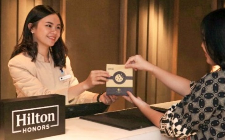 Front Desk saat memberikan Signature Cookie kepada tamu saat check-in di hotel DoubleTree by Hilton Surabaya
