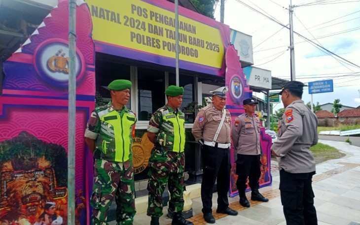 Kodim 0802/Ponorogo dan Polres Ponorogo serta unsur terkait lainnya melaksanakan Pengamanan di berbagai lokasi, Selasa (24/12/2024).
