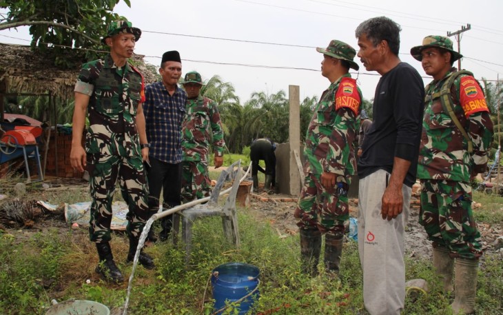 Dansatgas TMMD Ke-120 Kodim 0209/LB Letkol Inf Yudy Ardiyan Saputro, saat meninjau lokasi pembuatan sumur bor.