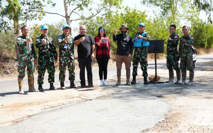 Backhoe Loader dan Cimic Indobatt XXIII-R Beraksi Atasi Masalah Jalan Utama di Adchit Al Qusayr