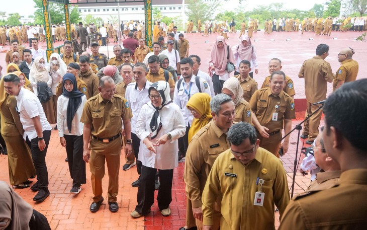 Plt Gubernur Kepri Hj Marlin Agustina memimpin apel pagi di halaman kantor Gubernur Dimpak, Tanjungpinang, Senin (30/9)