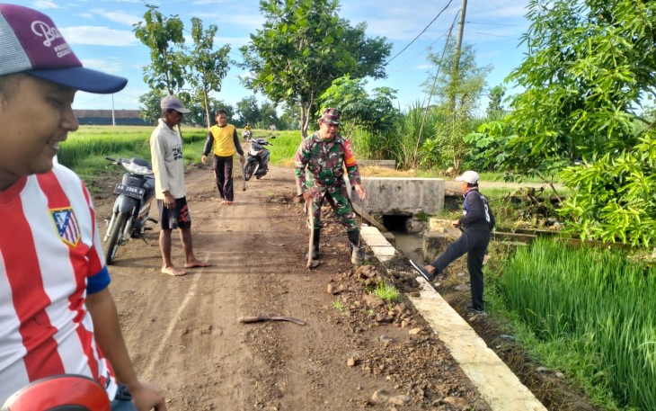 Babinsa Desa Sukosari Inisiasi Kegiatan Karya Bhakti Pembersihan Lingkungan 