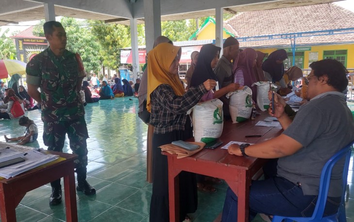 Pendampingan Penyaluran Bantuan Pangan Dilakukan oleh Babinsa Sidorejo