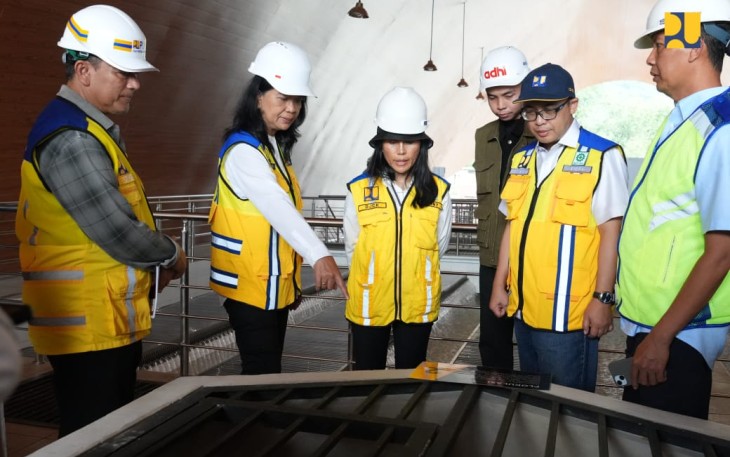 Wakil Menteri Pekerjaan Umum Diana Kusumastuti melanjutkan kunjungan kerja di Provinsi Jawa Tengah dengan meninjau pembangunan Sistem Penyediaan Air Minum (SPAM) Regional Wosusokas di Kabupaten Wonogiri, Sabtu (21/12/2024)
