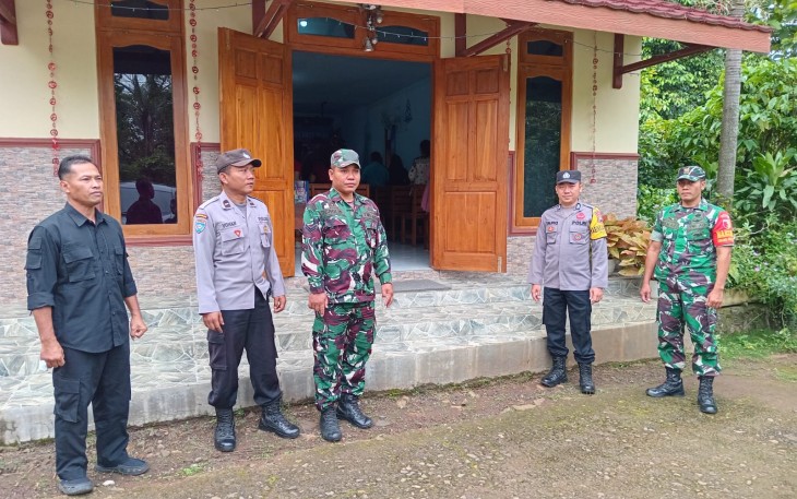 Anggota Koramil 0805/10 Sine, Kodim Ngawi Sertu Ismadi bersama satu orang anggota mengamankan jalannya ibadah perayaan Natal 2024 di GPT Imanuel Bibitan Desa Sine, Kecamatan Sine, Sabtu (28/12/2024)