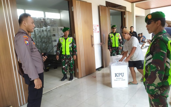 Anggota TNI-Polri saat Kawal Pergeseran Kotak Suara Pemilu dari PPK ke Kantor KPU Kabupaten Madiun