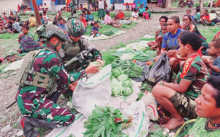 Dalam rangka membantu menggerakkan perekonomian masyarakat, Satgas Pamtas RI-PNG Mobile Yonif 323/BP Kostrad Pos Beoga memborong hasil bumi masyarakat yg dijual di depan Pos Beoga, Kampung Milawak, Distrik Beoga, Kabupaten Puncak, Sabtu (16/03/2024)