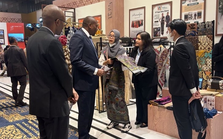 PM Eswatini, YM Russell Mmiso Dlamini kunjungi salah satu booth pameran di Indonesia-Africa Forum II saat hadiri Joint Leaders Session HLF MSP-IAF 2024 di Hotel Mulia (Foto: Kemlu RI)