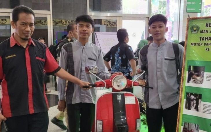 Dua motor vespa berwarna biru dan merah dikerumuni pengunjung Pameran Dev-X di Jakarta Convention Center (JCC) Jakarta yang dibuka hari ini oleh Menag Yaqut Cholil Qoumas. Dua motor vespa tersebut tidak menggunakan bahan bakar minyak (bensin), namun listrik