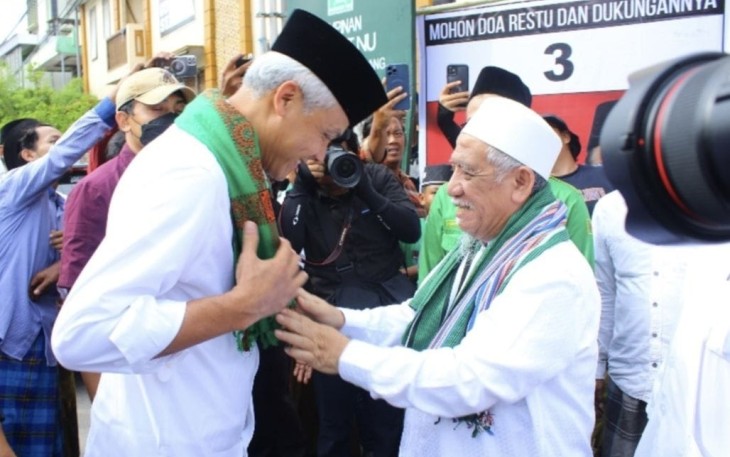 Habib Syakur saat bersama Ganjar ke Ponpes Al Anwar Sarang