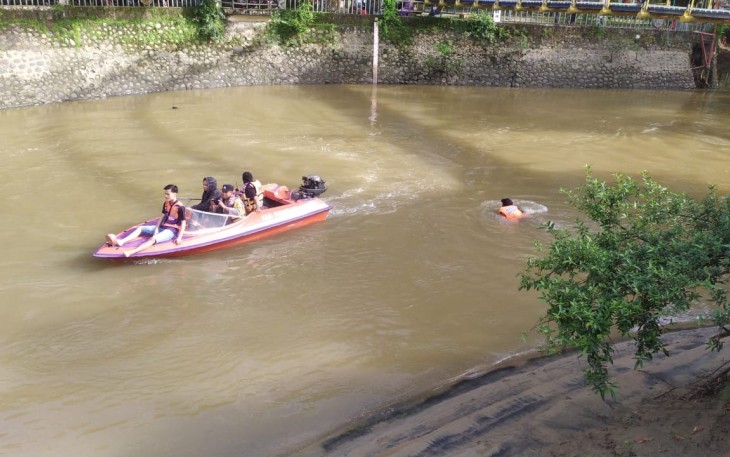 Babinsa Kodim 1002/HST Bantu Pencarian Anak Tenggelam di Sungai Barabai