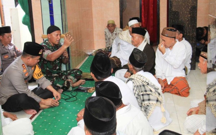 Dandim 0806/Trenggalek dan Kapolres Trenggalek Lestarikan Kebersamaan di Masjid Sumber Sari