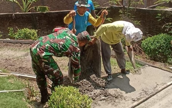 Babinsa Koramil Pilangkenceng Gotong-royong Bersama Warga