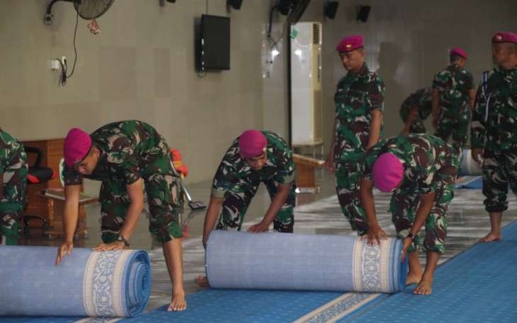 Sambut Bulan Suci Ramadan 1445 H, Brigjen TNI (Mar) Said Latuconsina M.M., M.T., M.Tr.Opsla terjunkan Prajurit Yonmarhanlan IX laksanakan Karya Bakti Pembersihan Tempat Ibadah bersama masyarakat dan remaja masjid bertempat di Masjid Raya Al-Fatah, Kecamatan Sirimau, Kota Ambon pada, Kamis (07/03/24)