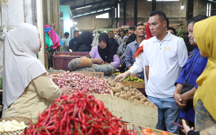 Pj Wali Kota Andri Tinjau Pasar dan Gudang Bulog